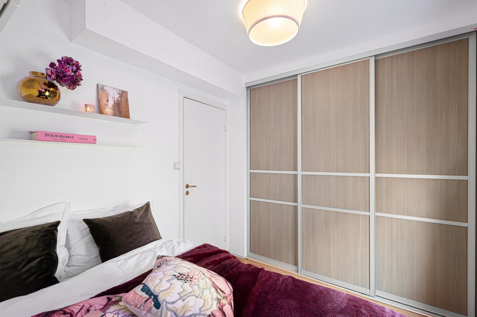 Her får du god plass til stor seng og garderobeløsning. Galleribilde