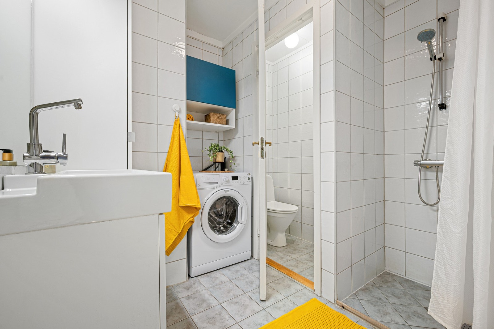 Badet byr på servant med underskap, dusjnisje, toalett og kran og avløp for vaskemaskin. Galleribilde