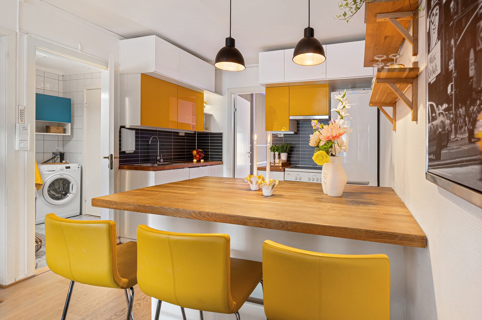 Praktisk spisegruppe/barløsning ved kjøkkenet. Galleribilde