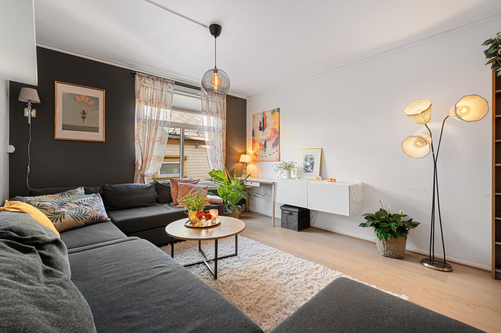 God plass til stor sofagruppe i stuen. Galleribilde