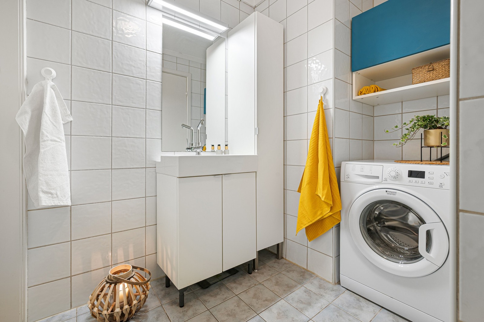 Flis på gulv og vegg på baderommet. Galleribilde