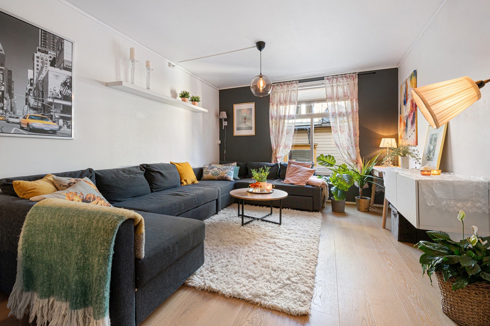 Stue/kjøkken er på 26 kvadratmeter og er enkel å innrede med sofagruppe og spisebord. Galleribilde