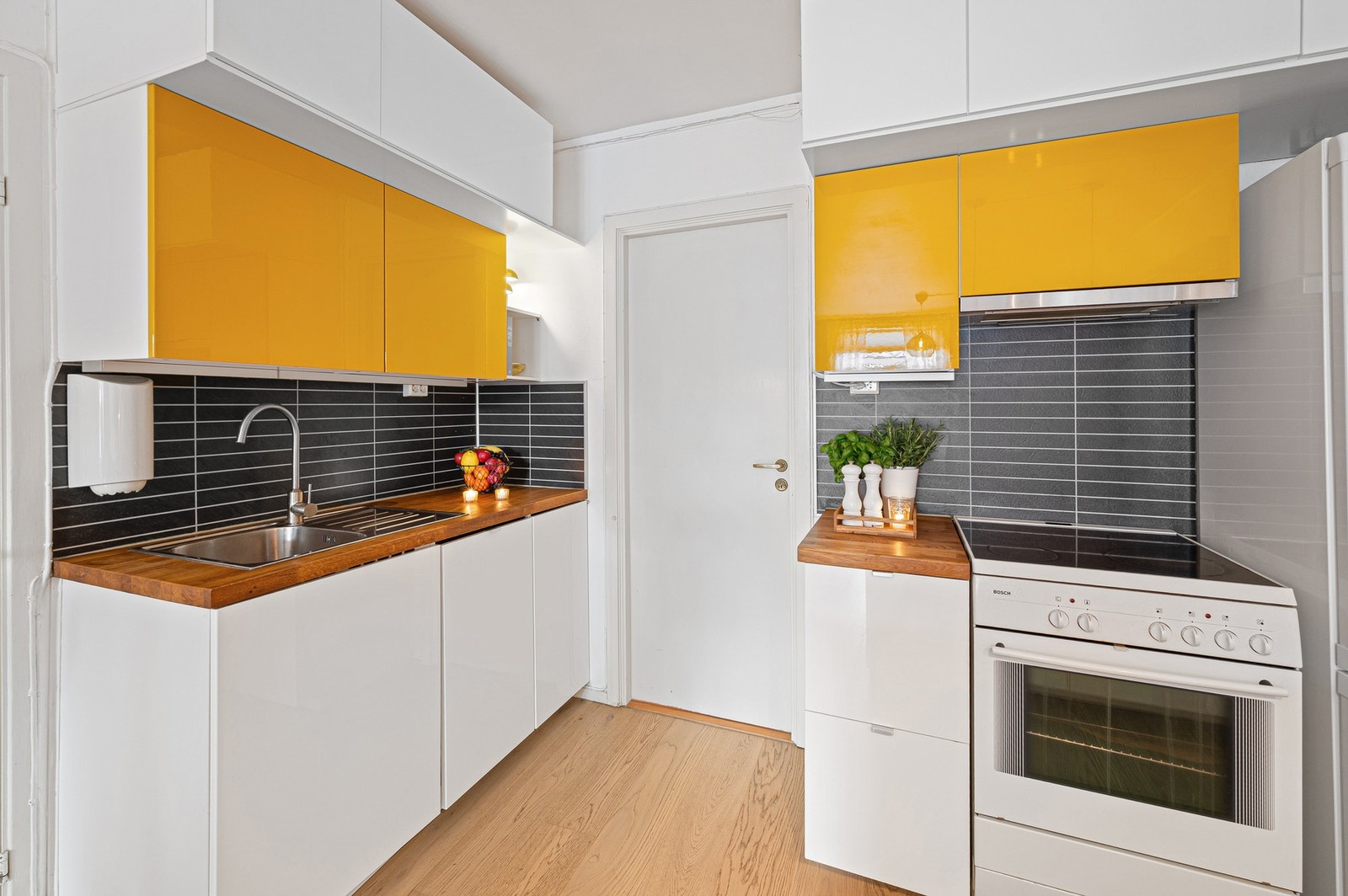 Integrert oppvaskmaskin på kjøkkenet. Galleribilde