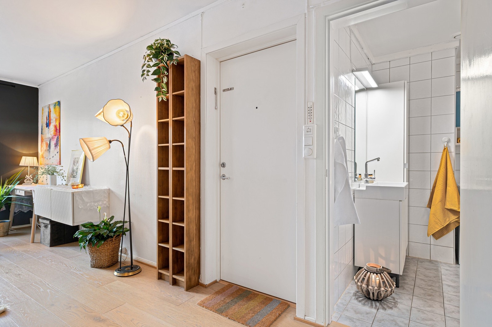 fra inngangspartiet kommer man direkte inn til leilighetens oppholdsrom. Galleribilde