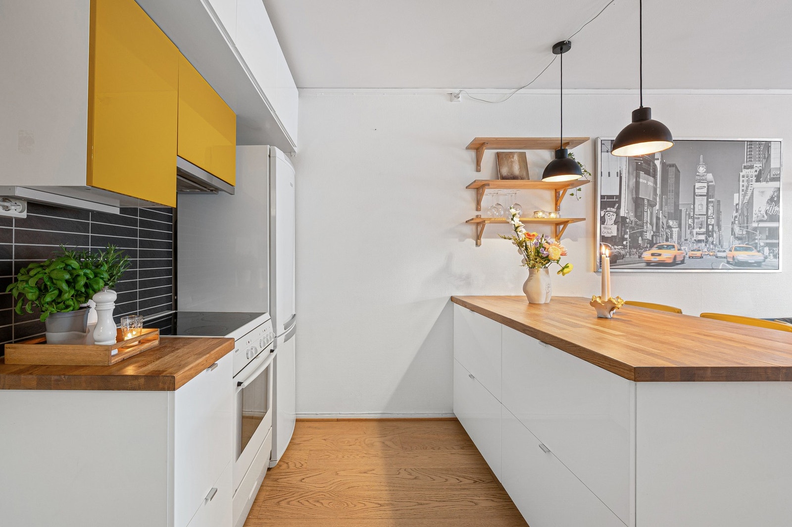 Rikelig med lagringsplass i både hyller og skuffer. Galleribilde