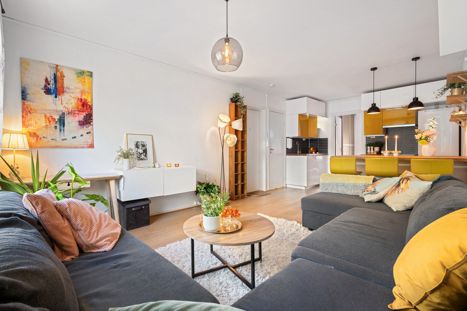 Boligen har et bruksareal på 44 kvadratmeter og byr på soverom, kjøkken/stue og bad. Galleribilde