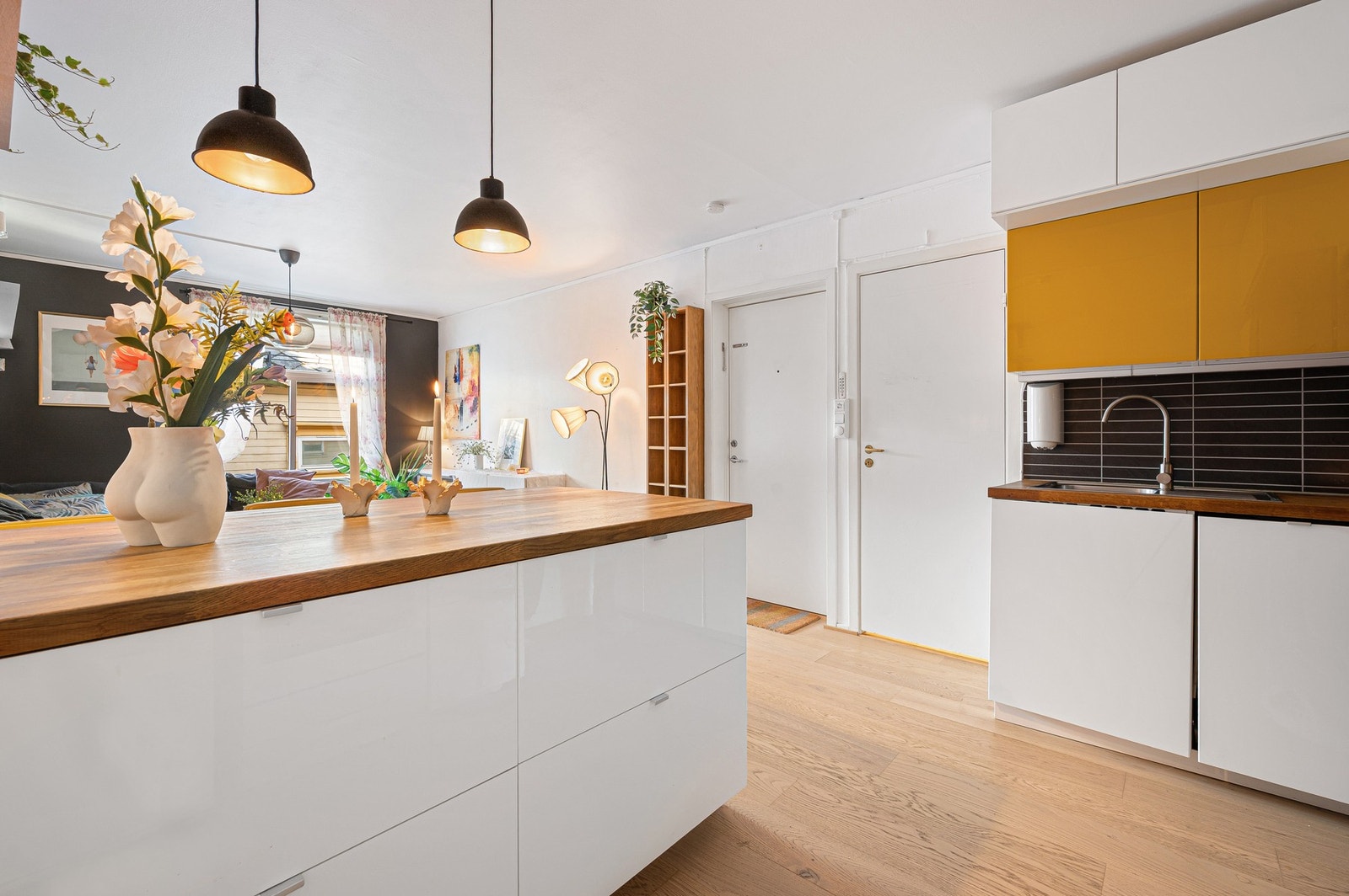 Kjøkkeninnredning med plane fronter og heltre benkeplater. Galleribilde