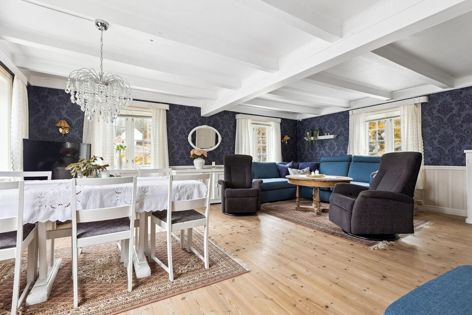 Lys og romslig stue på 29 kvadratmeter, med god plass til flere soner og fleksible møbleringsmuligheter. Galleribilde