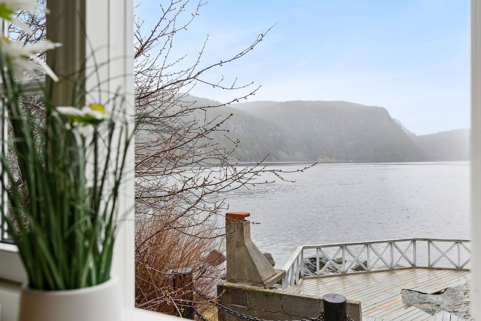 Boligen er oppvarmet med elektrisitet, varmepumpe og ved. Galleribilde