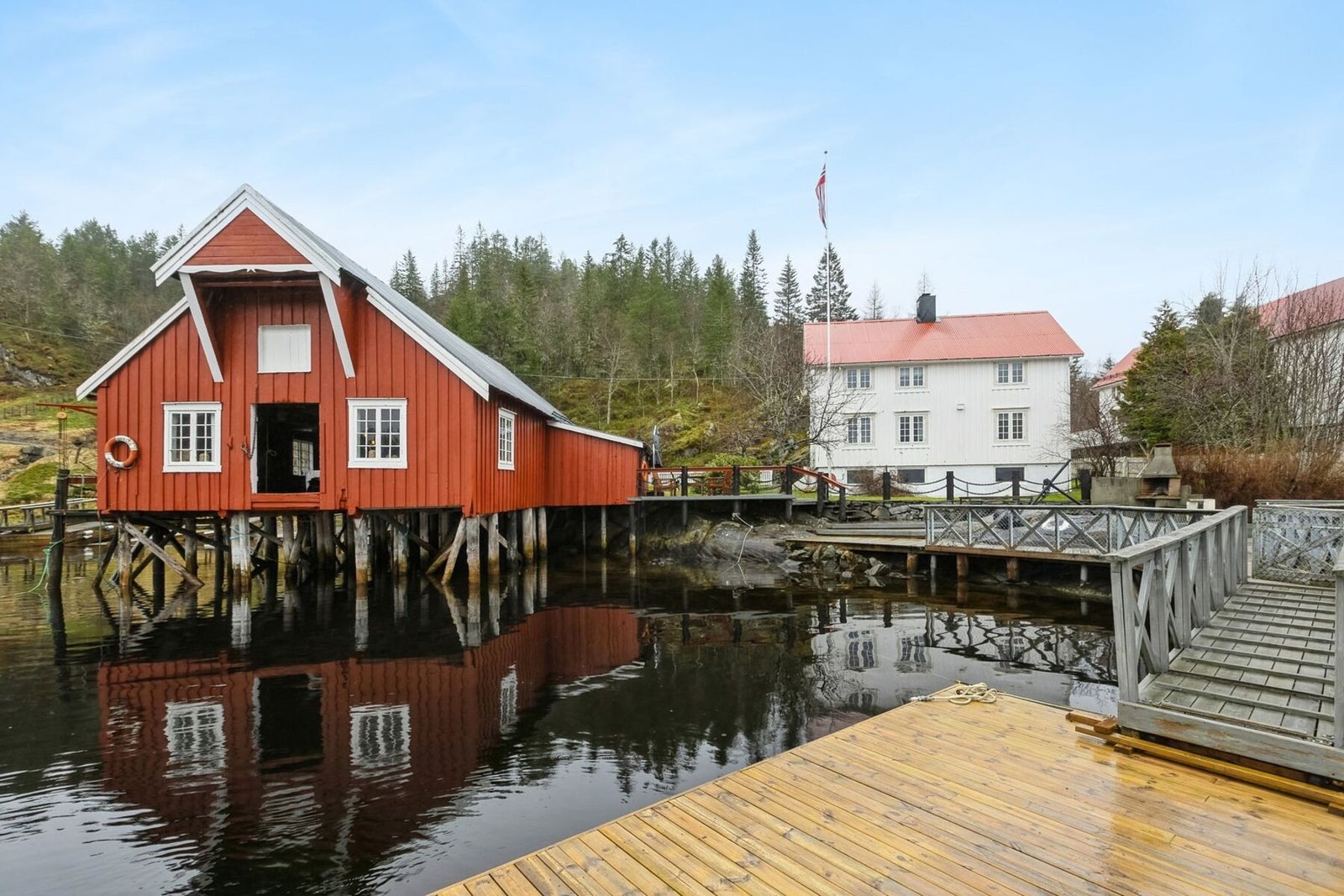 Boligen har en unik plassering ved sjøkanten med flotte uteområder like ved. Galleribilde