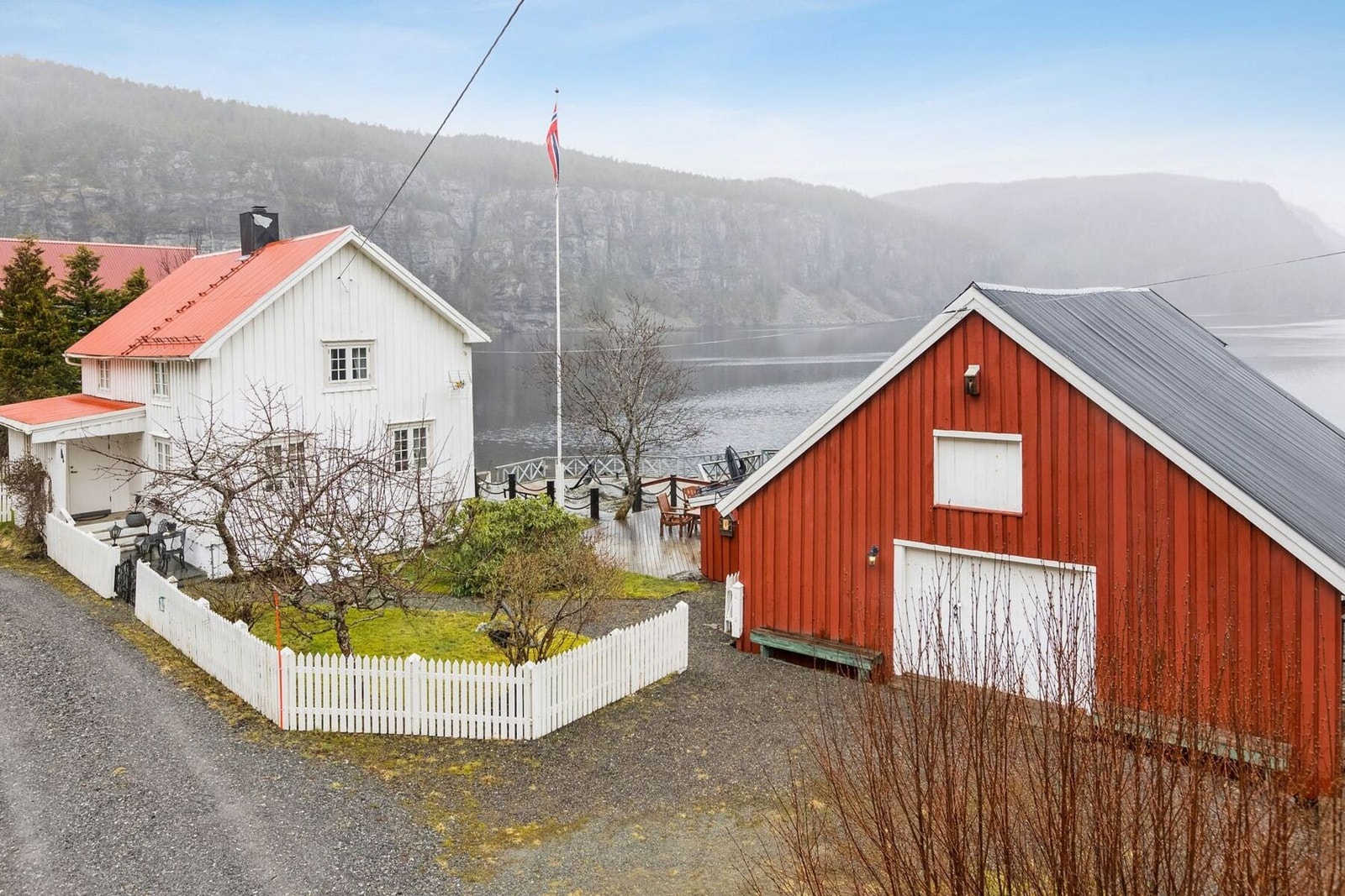 Lader for el-bil er montert i brygga. Galleribilde