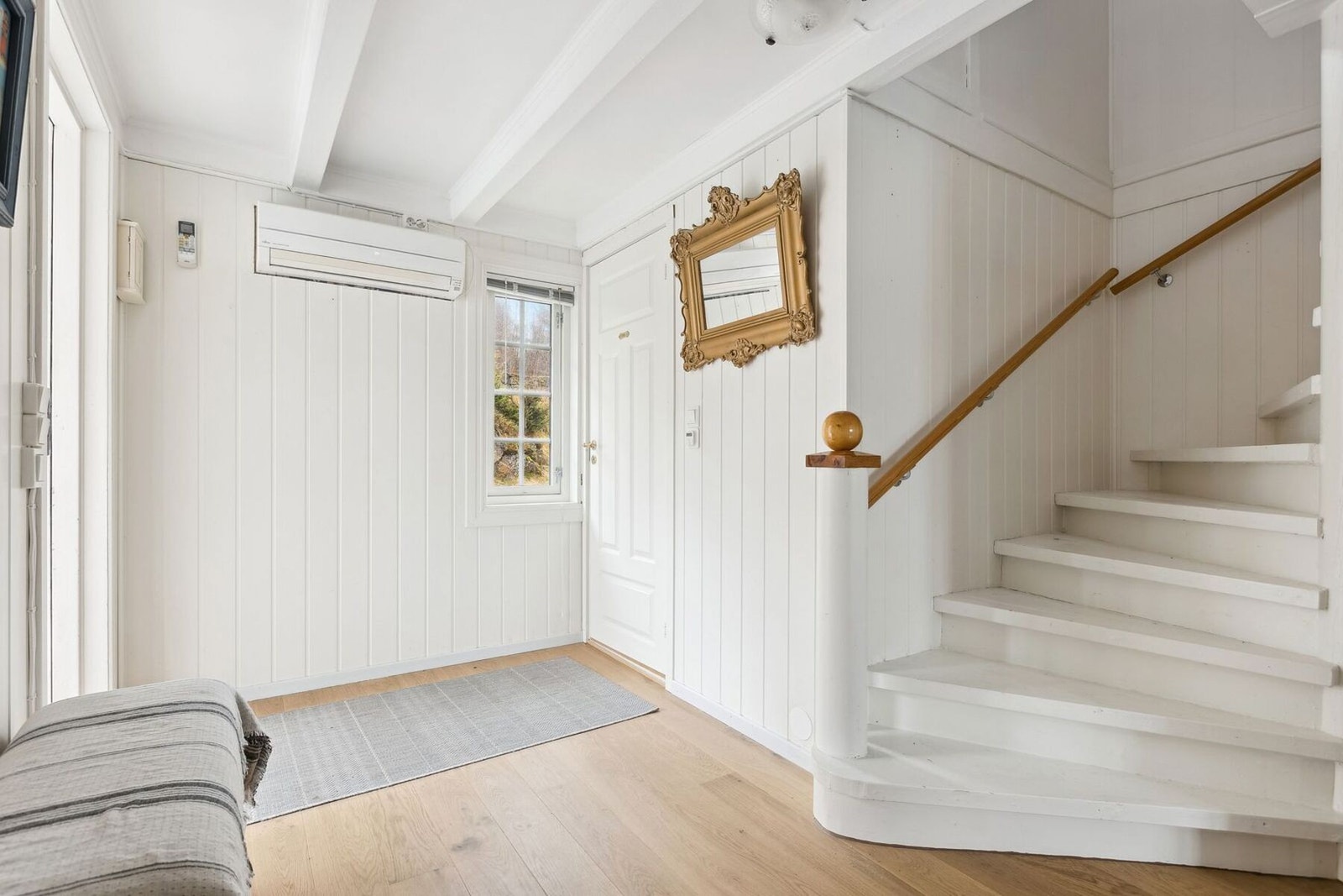 Romslig entre som måler hele 10,5 kvadratmeter. Galleribilde