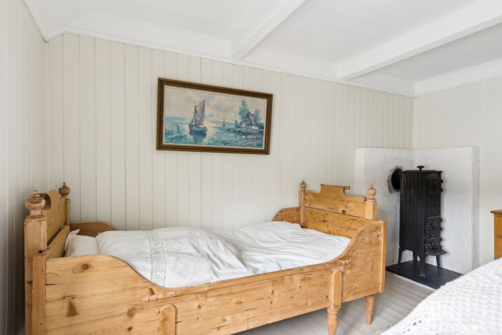 Stort og lyst rom med plass til flere sengeplasser. Galleribilde