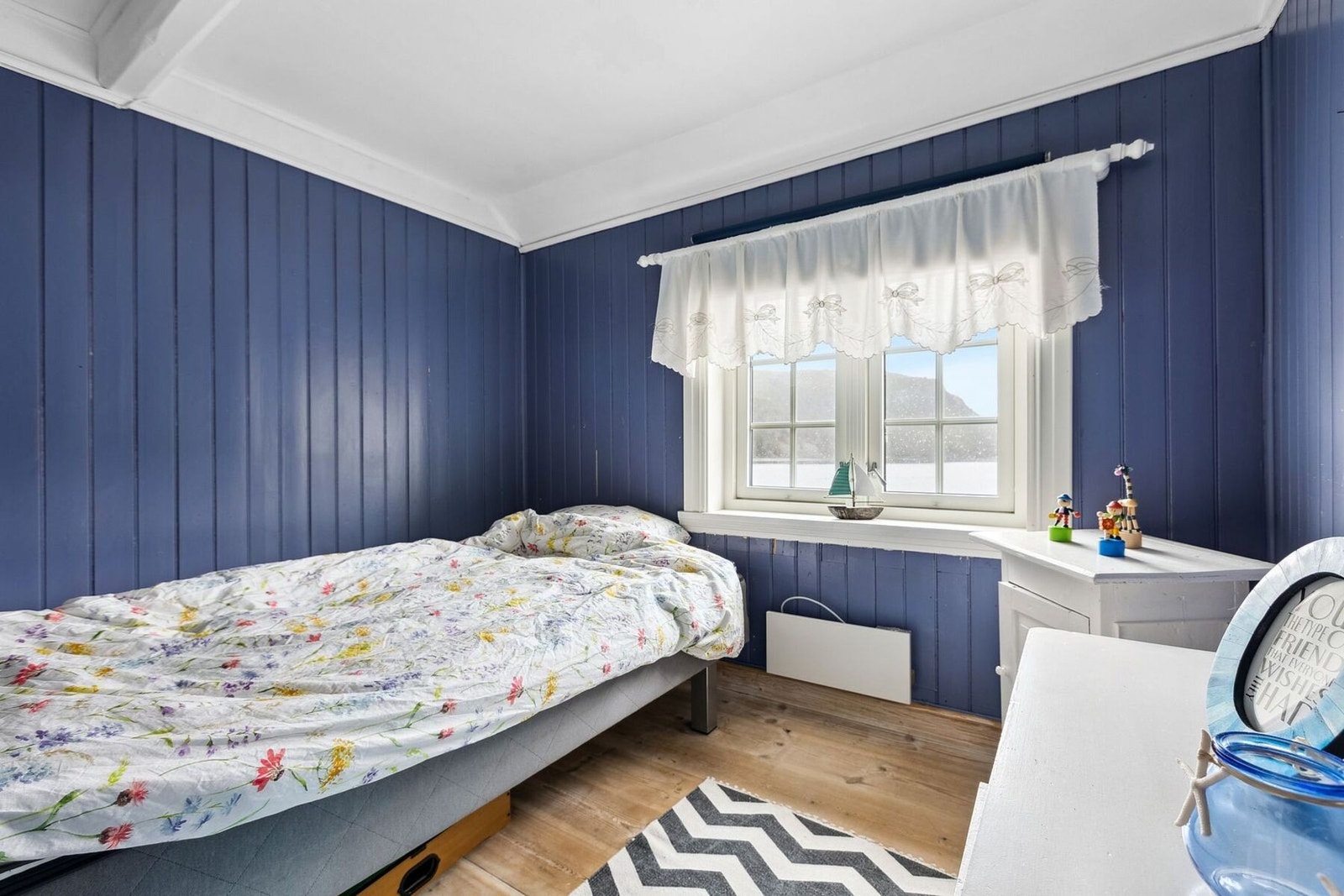 Soverom som måler 5,5 kvadratmeter. Galleribilde