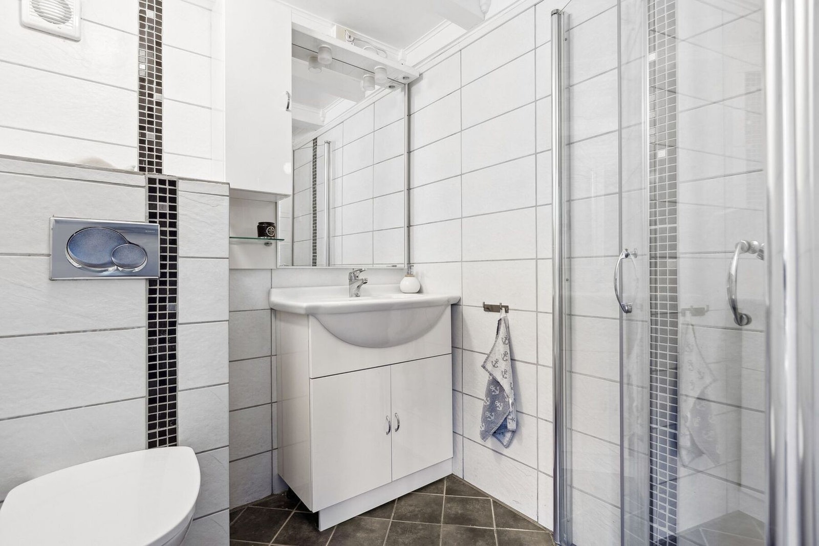 Lyst flislagt baderom med tilstandsgrad 1 av takstmann. Galleribilde