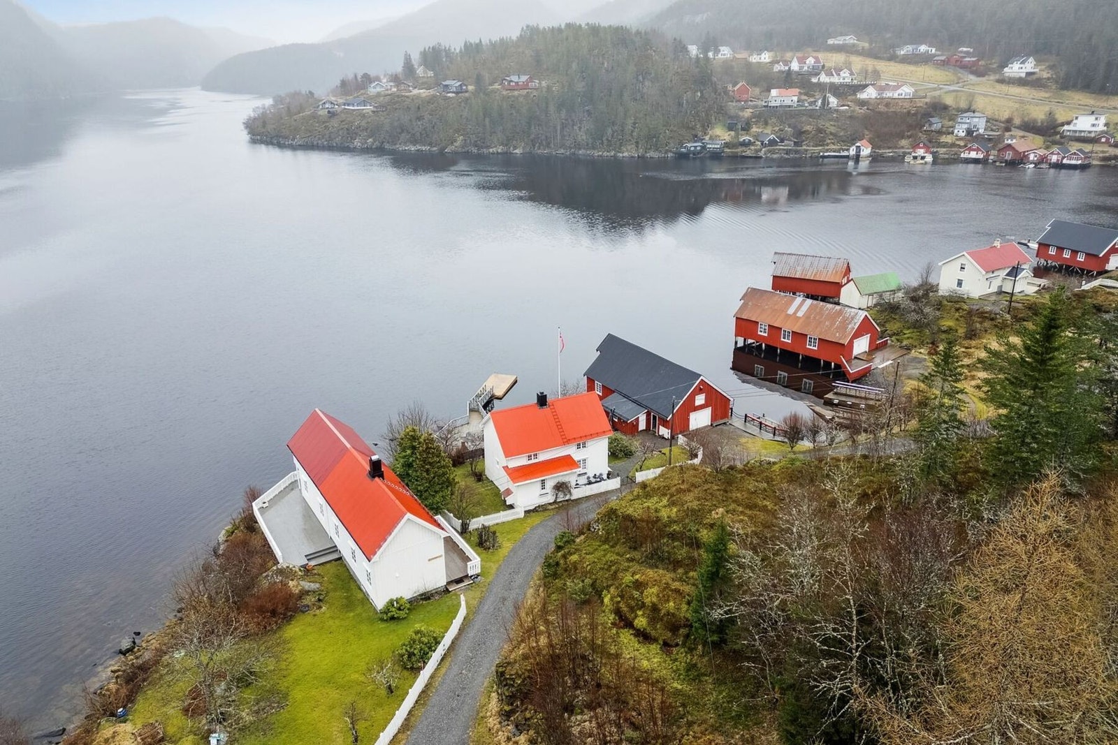 Boligen ligger en kort tur unna Råkvåg sentrum som kan by på dagligvare, restauranter og Råkvågen bryggene. Galleribilde