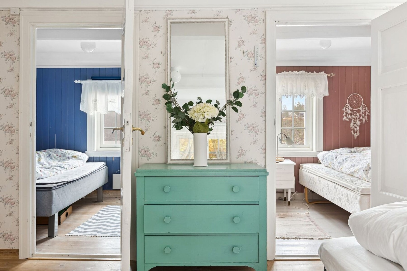 Fra hovedsoverommet er det tilgang til to nye soverom. Galleribilde