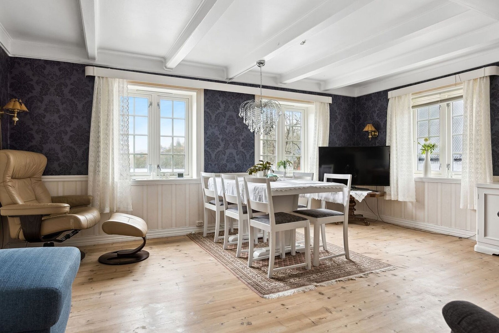 Hovedetasjen inneholder entre, stue, kjøkken, bad og vaskerom. Galleribilde