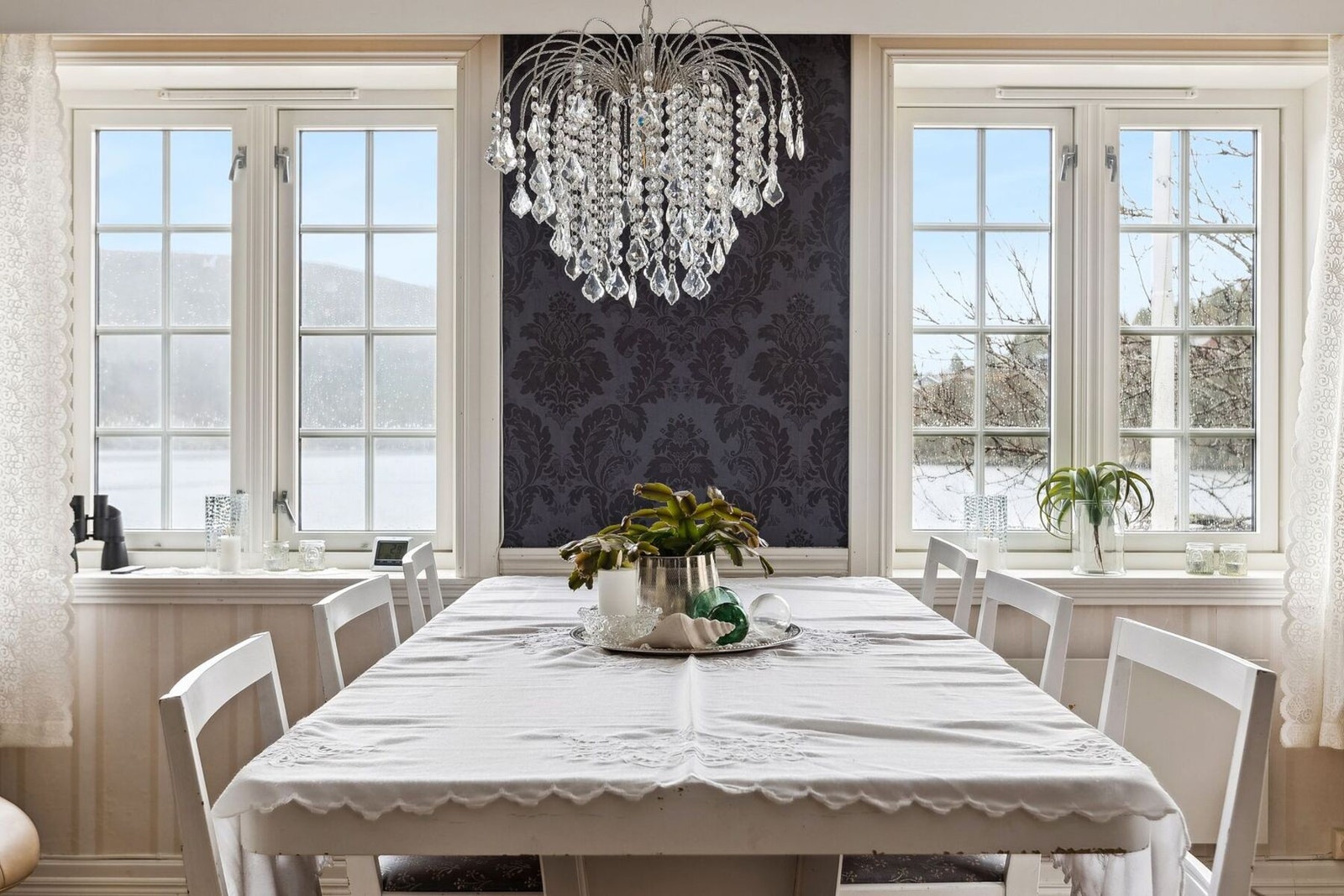 I stuen har du mange vindusoverflater som slipper inn godt med lysinnslipp. Galleribilde