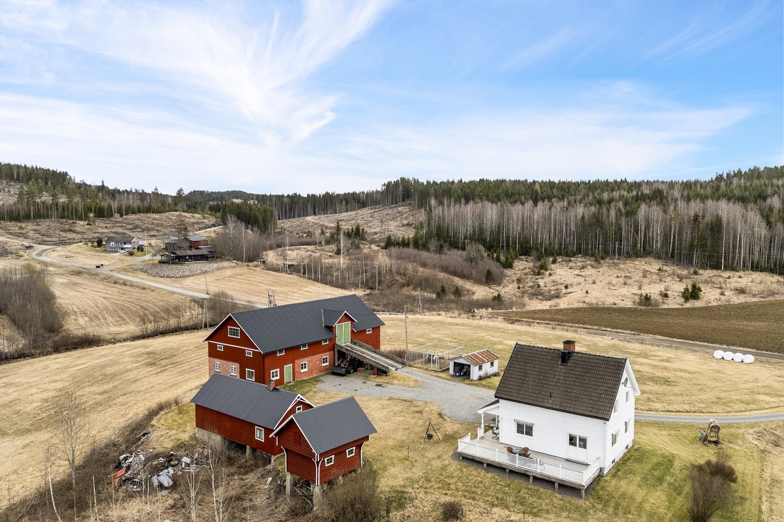På eiendommen er det oppført våningshus, låve, garasje, vognskjul og stabbur Galleribilde