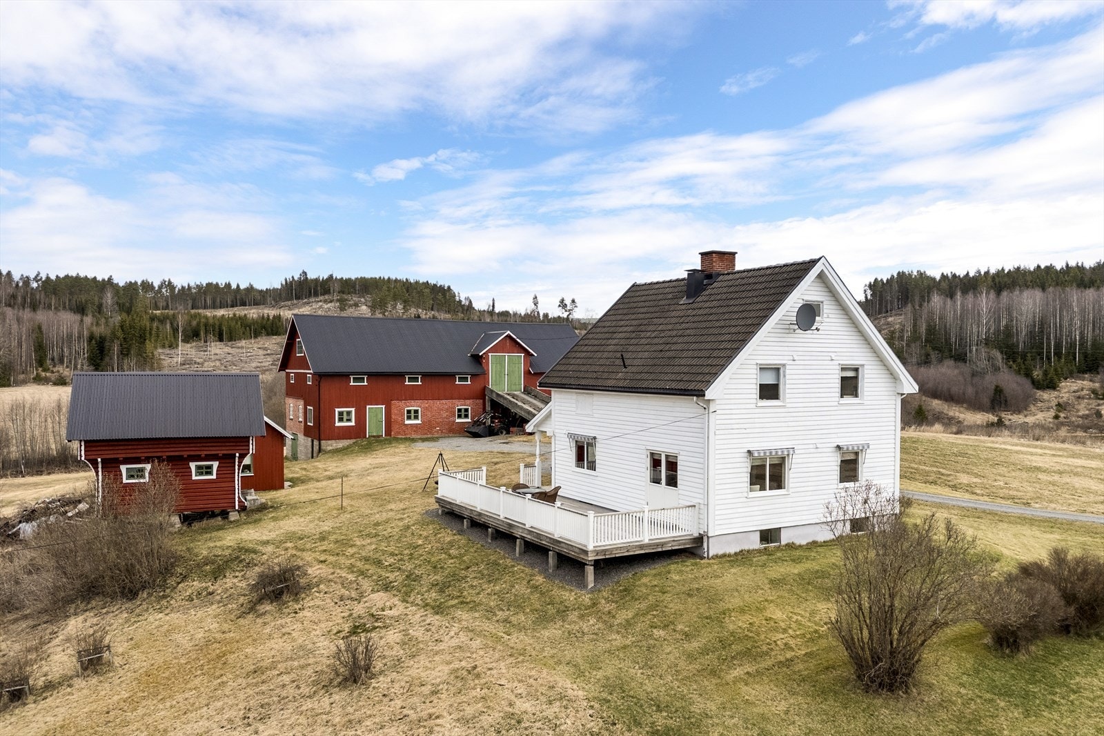 Tegneby & Grønnerød Landbruksmegling AS har gleden av å presentere landbrukseiendommen, Nordbysvingen 48, idyllisk beliggende i Eidsskog Galleribilde