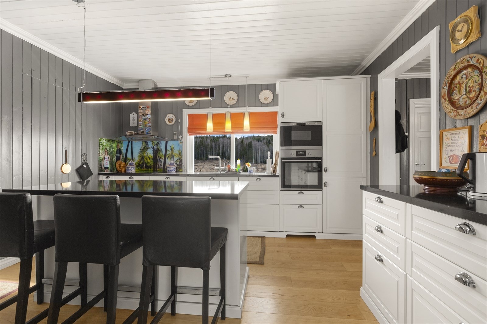 Kjøkkenet er utstyrt med stekeovn, micro, induksjonstopp, oppvaskmaskin og kjøl- og fryseskap. Ventilatorhette på vegg. Galleribilde