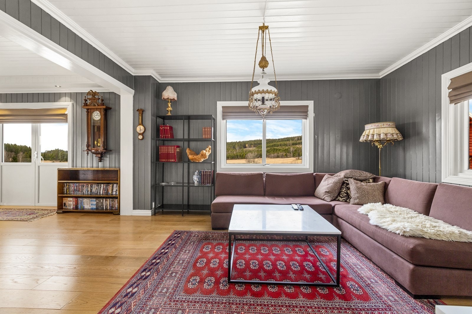 Romslig stue med flere innredningsmuligheter Galleribilde