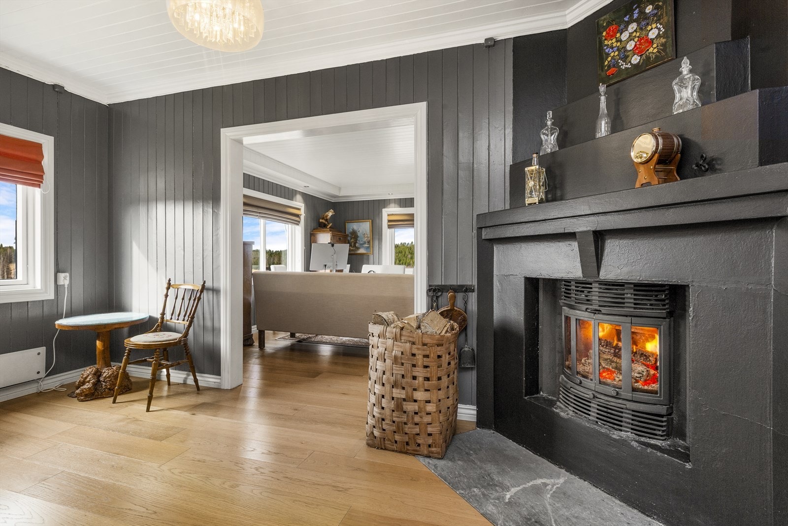 Koselig peisovn midt i stuen Galleribilde