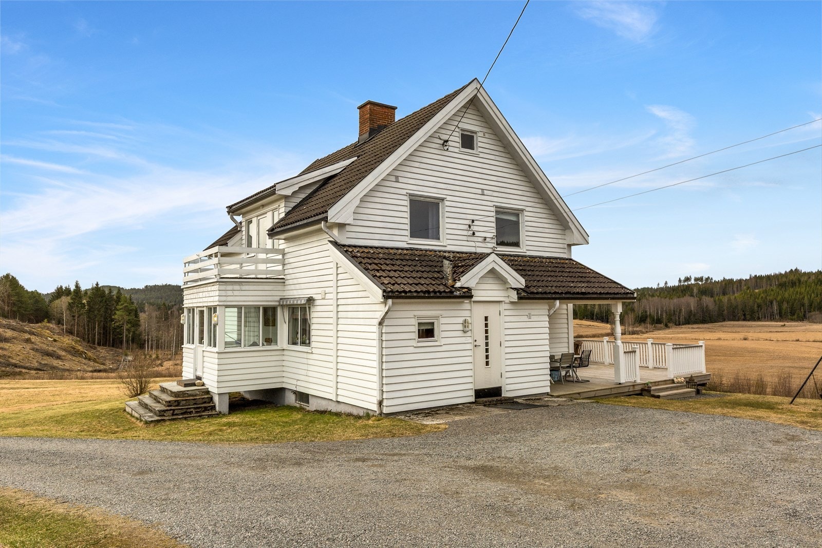 Hovedhuset har trivelig adkomst via gårdsrom/uteplass med overbygget inngangsparti. Galleribilde