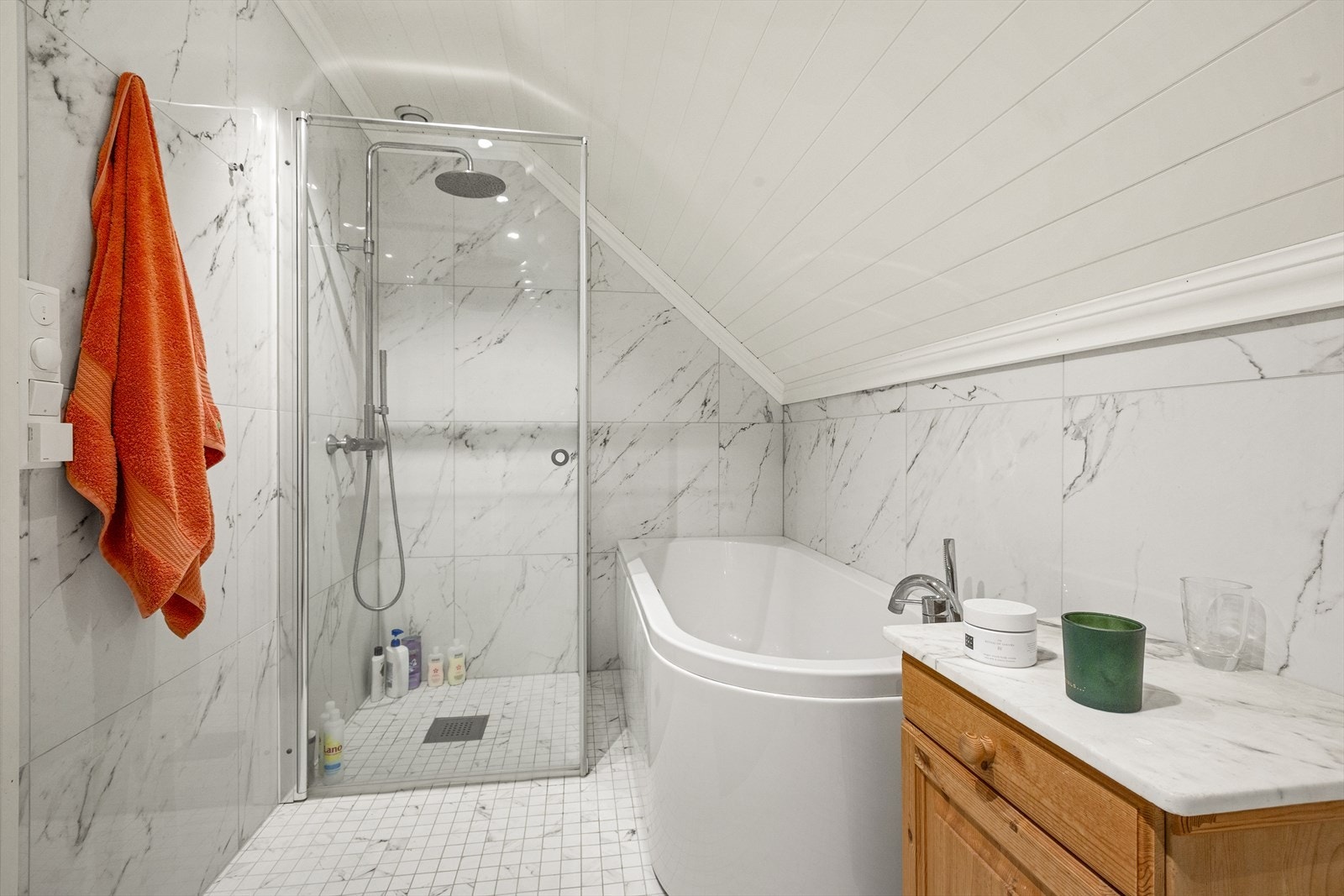 Badet er utstyrt med dusjhjørne m/glassdører, ovalt badekar og toalett. Galleribilde