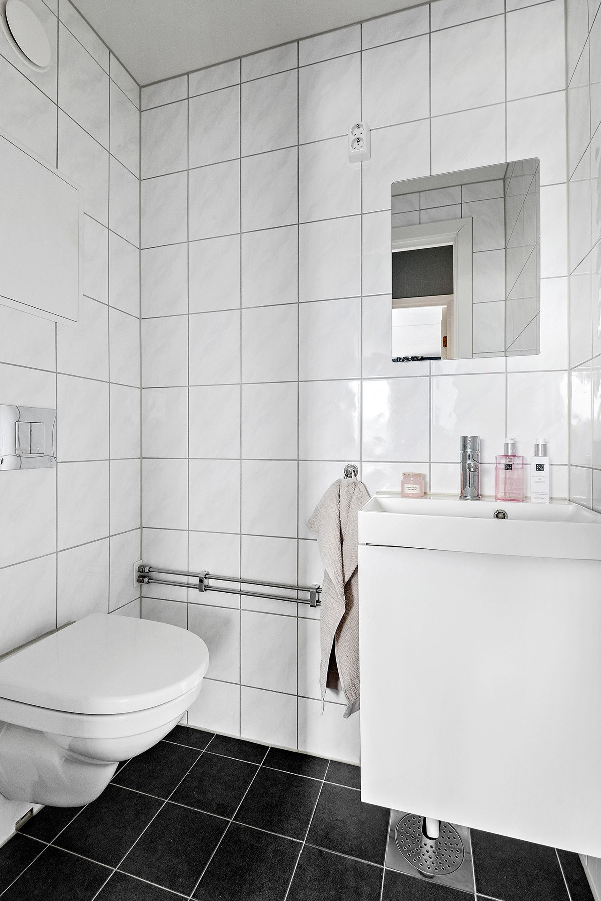 Praktisk, separat wc med vegghengt klosett og servant med underskap. Rommet ble pusset opp i regi av borettslaget i 2016. Galleribilde