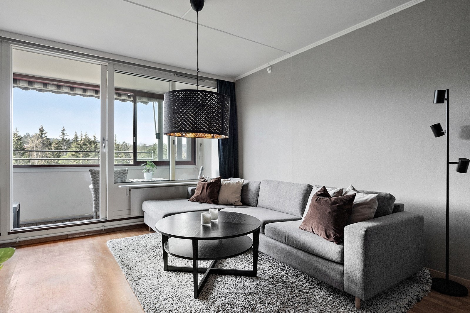 Flott stue med store vinduer som slipper inn mye naturlig lys. Galleribilde