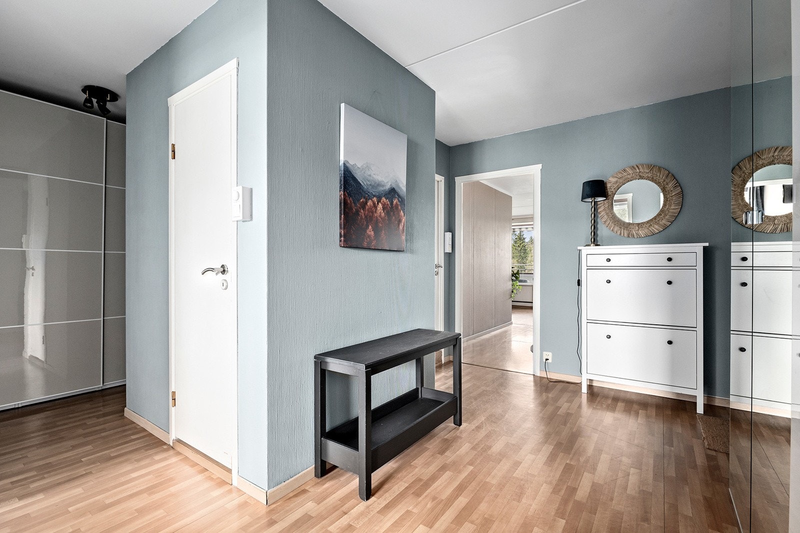 Stor og lys entré med 2 store garderobeskap med god plass for oppbevaring. Galleribilde