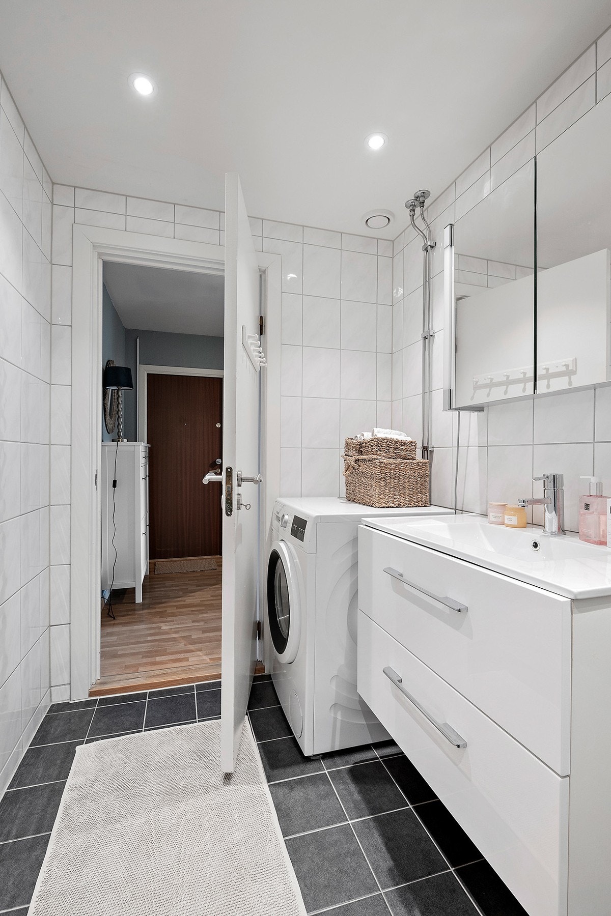 Det er gulvvarme på badet, samt opplegg for vaskemaskin. Downlights. Badet ble pusset opp i regi av borettslaget i 2016. Galleribilde