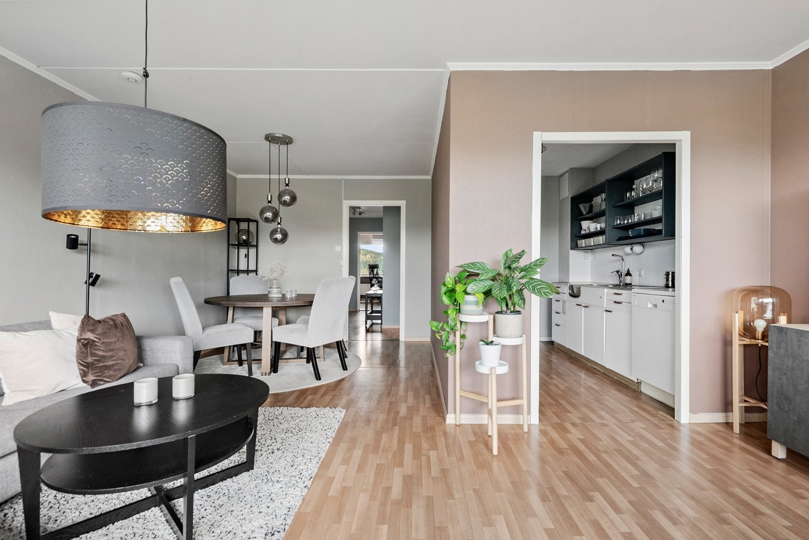 Det er god plass til både salong- og spisegruppe i stuen. Galleribilde