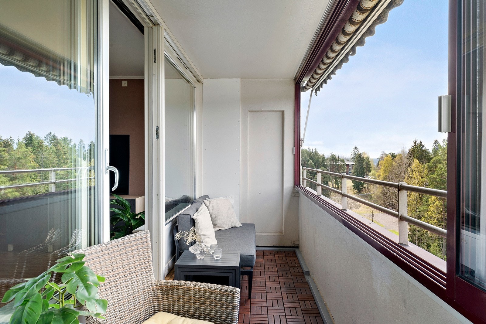 Fra stuen er det utgang til flott, innglasset balkong med herlige solforhold. Galleribilde