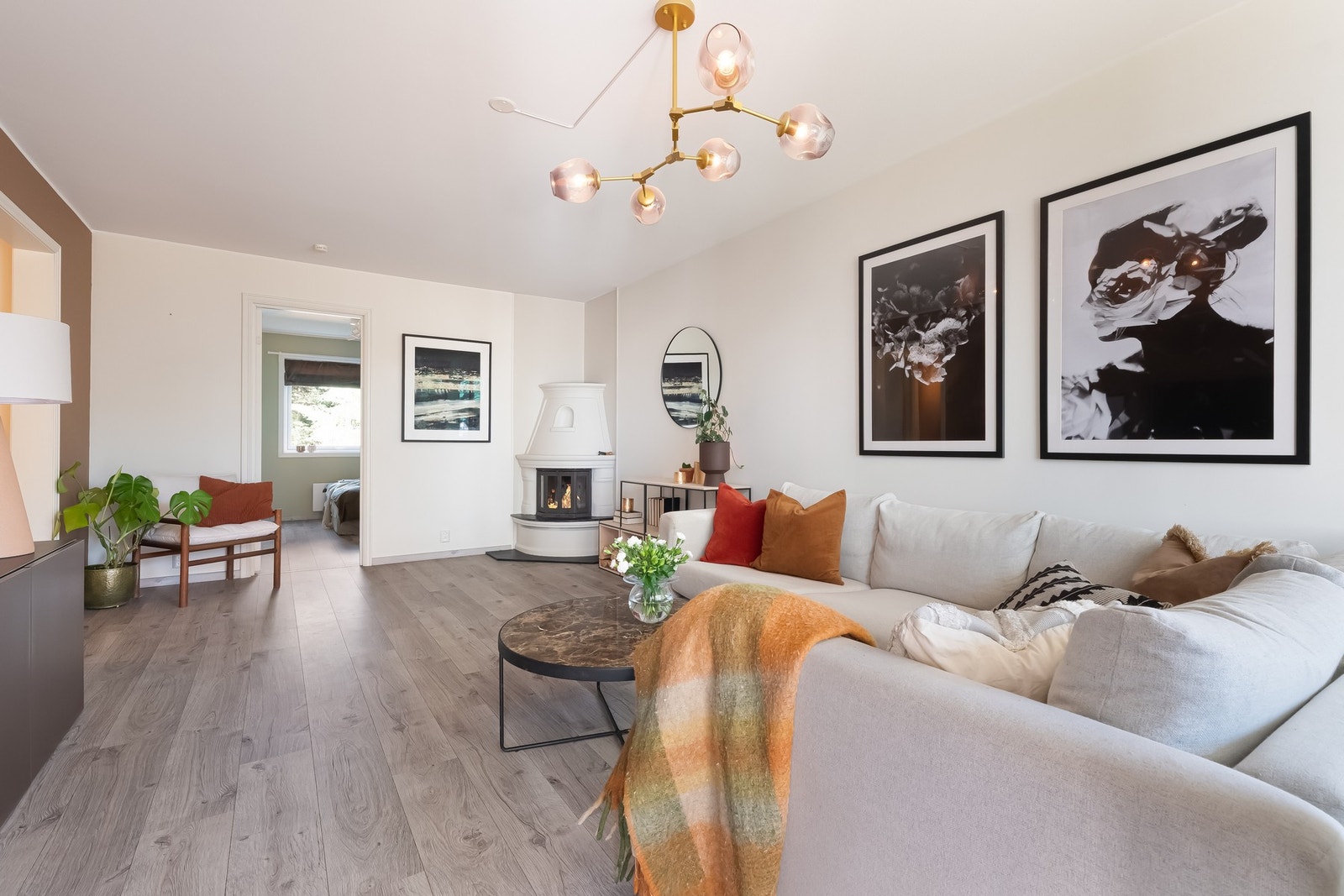 I leiligheten er det lyse veggflater og pent laminatgulv. Galleribilde