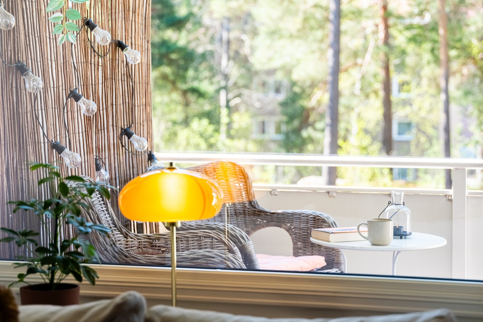 Balkongen blir som en forlengelse av stuen på sommerhalvåret. Galleribilde