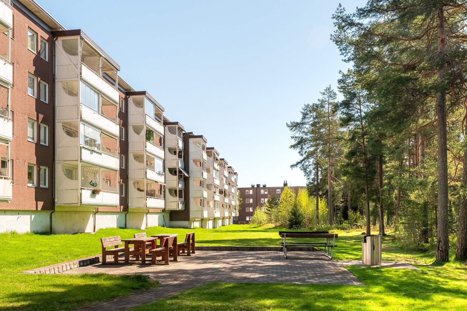 Borettslaget har flotte lekeplasser, sittegrupper og store grøntarealer mellom blokkene. Galleribilde