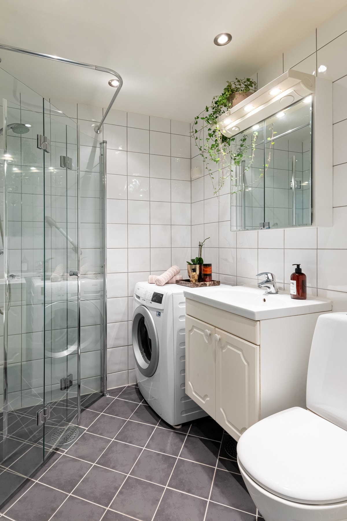 Pent flislagt bad med gulvvarme og downlightsbelysning. Badet er utstyrt med vegghengt servantskap med ovenpåliggende servant med armatur. Galleribilde