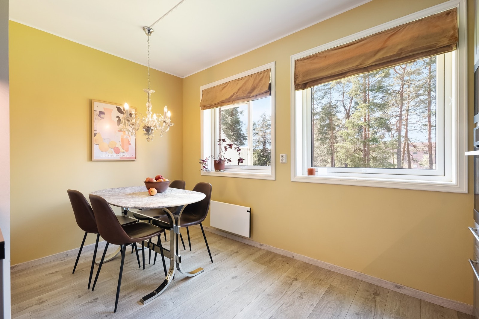 Her er det også hyggelig utsyn over det flotte fellesområdet. Galleribilde