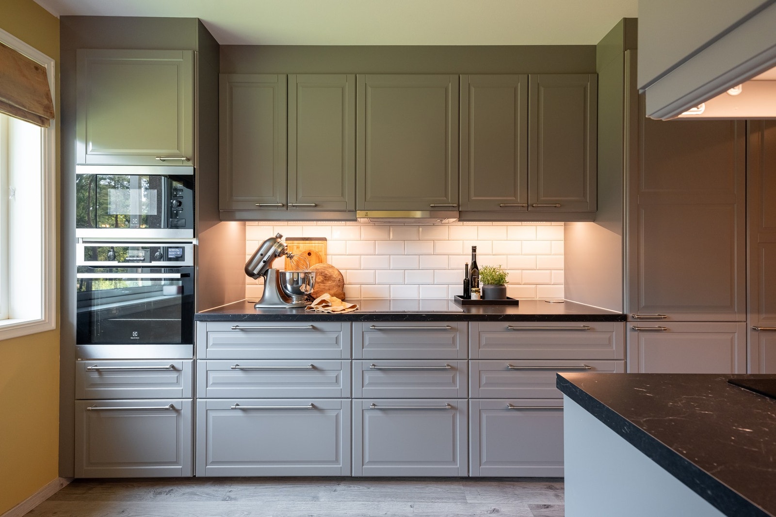 Kjøkkeninnredningen har profilerte fronter og laminat benkeplate med nedfelt oppvaskkum. Galleribilde