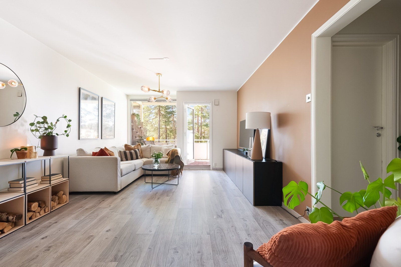 Leiligheten er gjennomgående og man får med det godt med lysinnslipp gjennom de store vindusflatene. Galleribilde