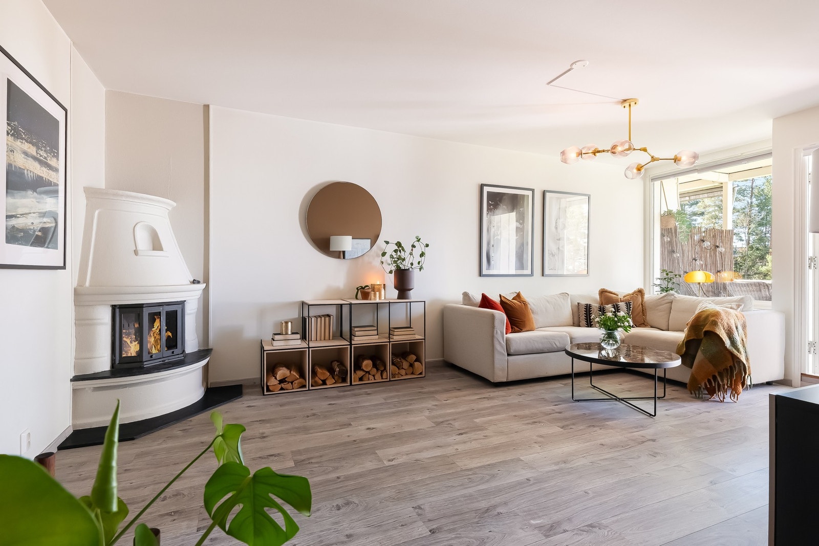 Videre inn i leiligheten kommer man til en lys, lun og hyggelig stue av god størrelse. Galleribilde