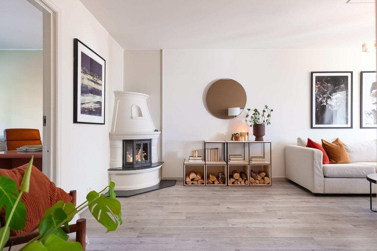 I stuen er det peis som sørger for både varme og hygge på kalde høst- og vinterdager. Galleribilde