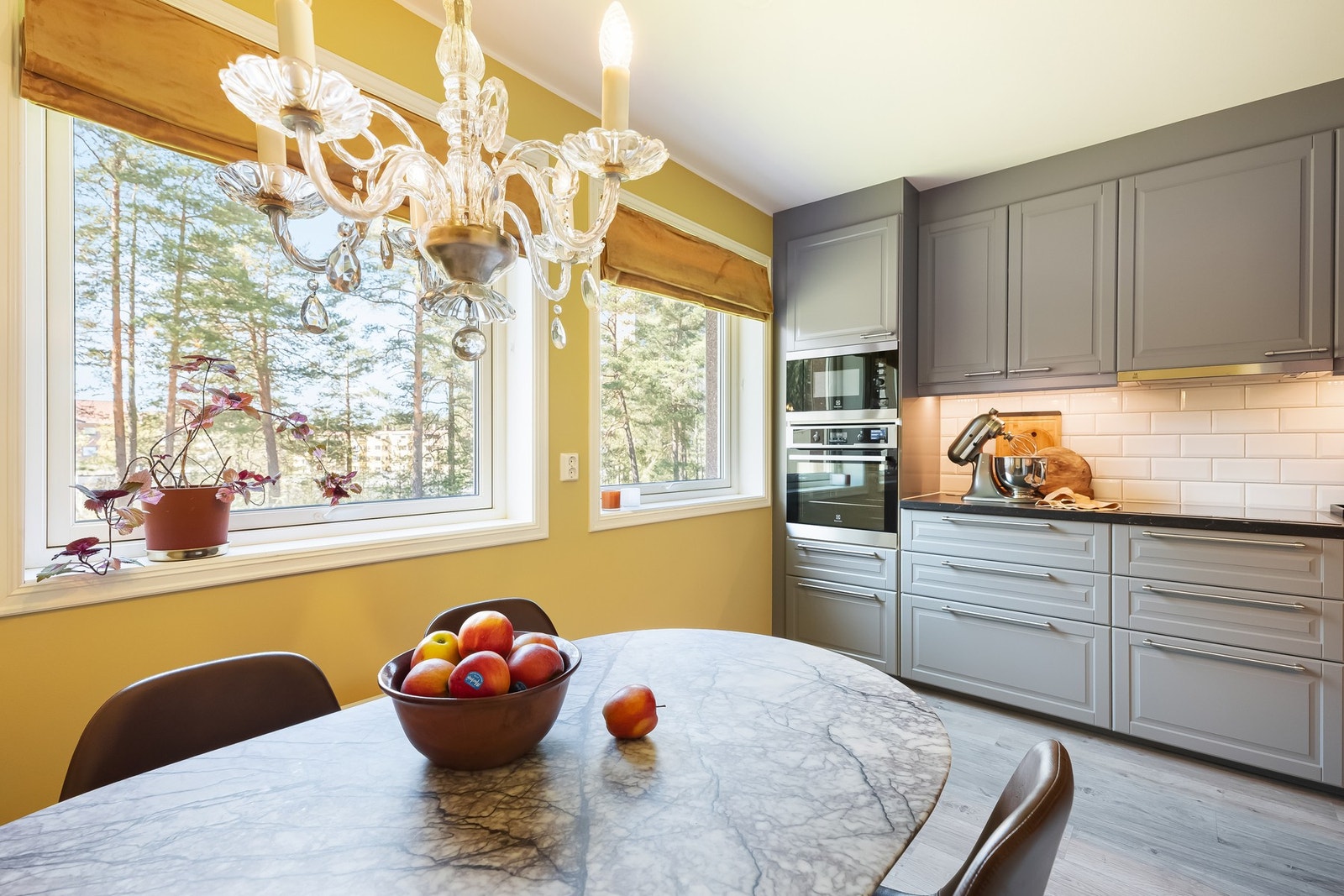 På kjøkkenet er det plass til spisebord der måltider med venner og familie kan nytes. Galleribilde