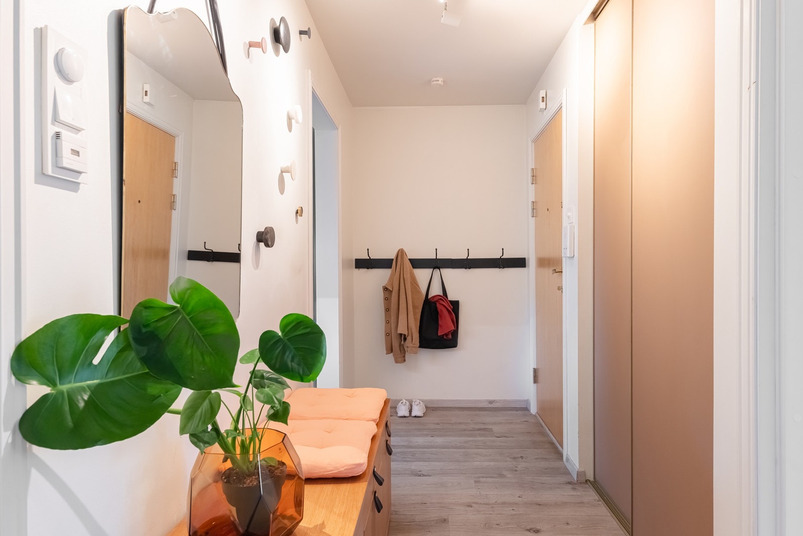 Her er det en praktisk skyvedørsgarderobe der yttertøyet kan oppbevares. I entreen er det i tillegg fin plass til en plass til knaggrekke, kommode og skohylle. Galleribilde