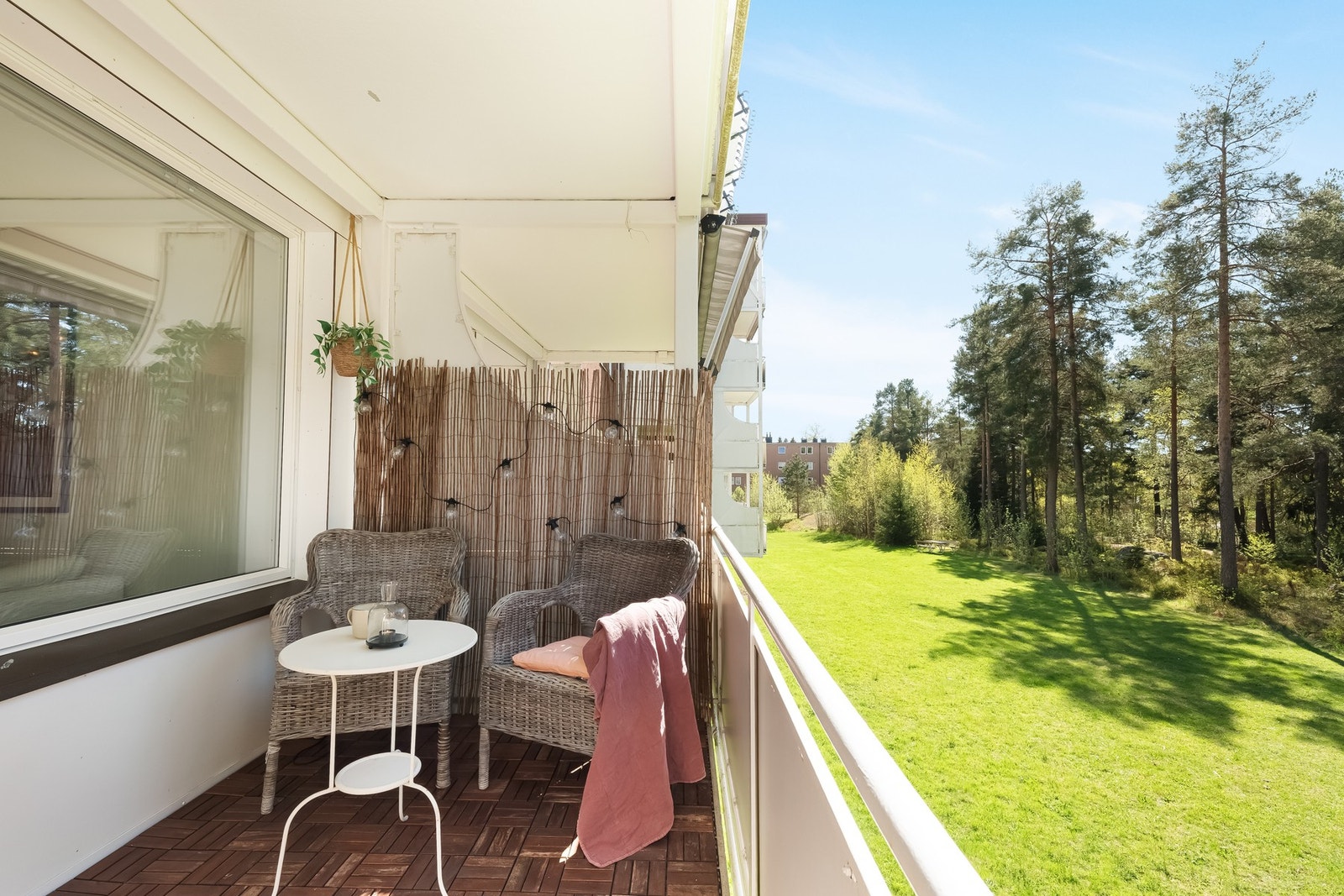 Dette er en lys og tiltalende 3-roms leilighet i naturskjønne omgivelser på Oppsal. Galleribilde