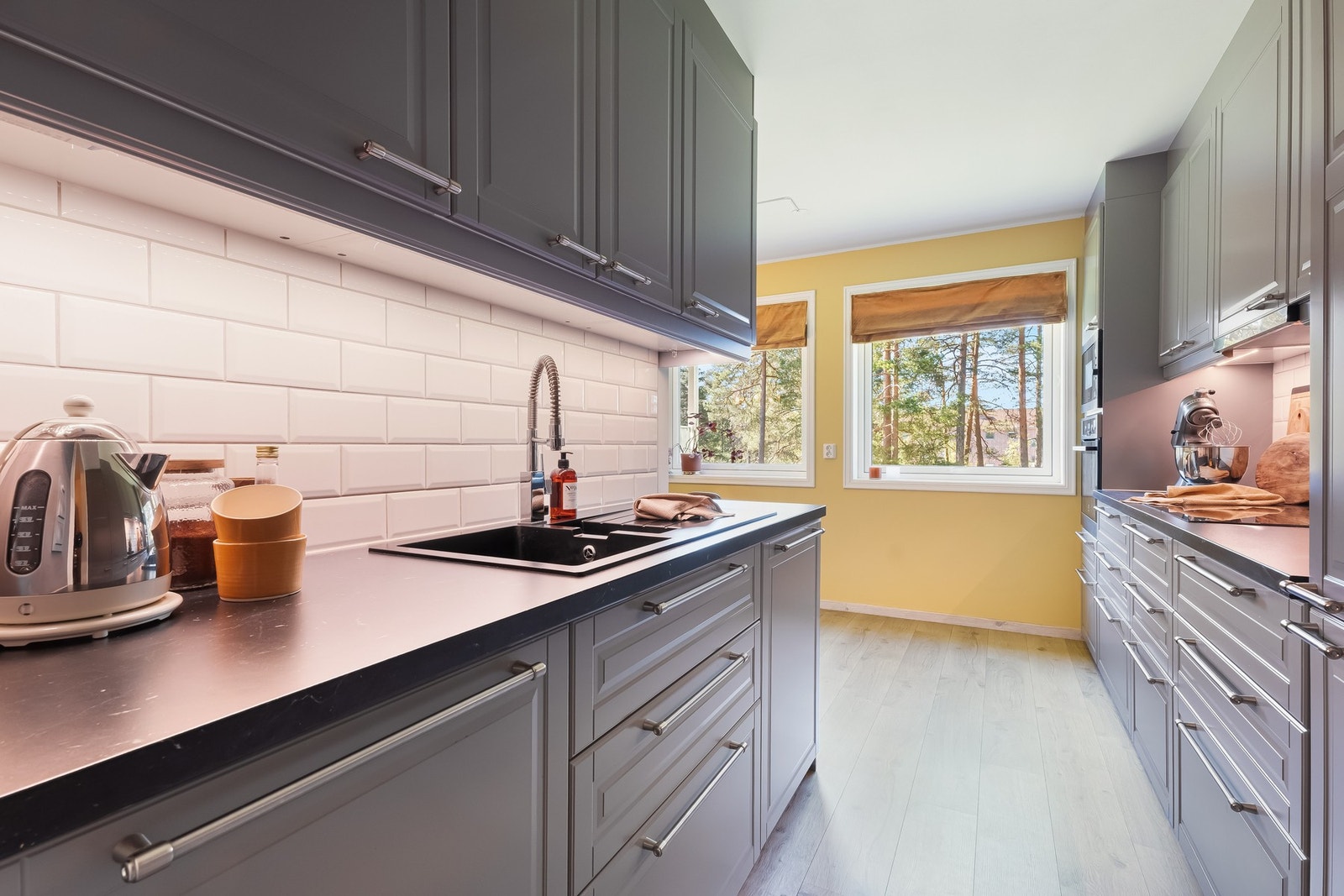 Pent, separat kjøkken som har rikelig med både skap- og benkeplass. Galleribilde