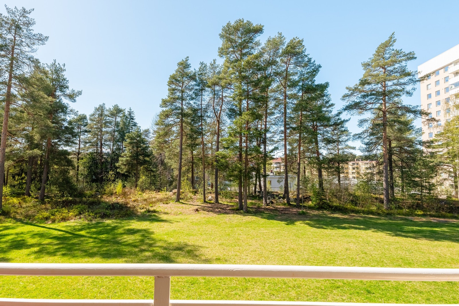 Her får du gleden av en romslig vestvendt balkong med idyllisk utsyn over de flotte grøntområdene. Galleribilde